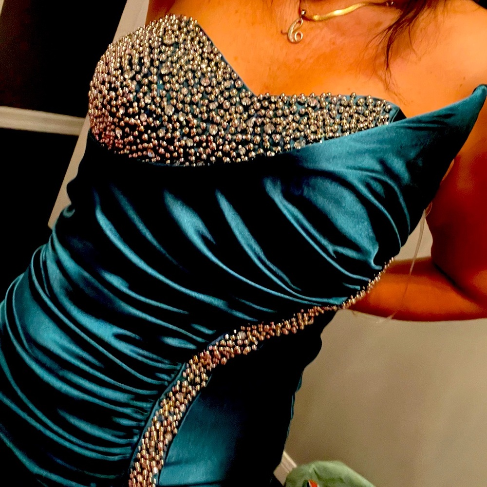 Gorgeous Formal Dress Size 8 , HIGH quality fabric and texture !